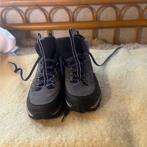 New without tags women’s  Hoka  tor  Summit mid hight waterproof sneakers/hiker